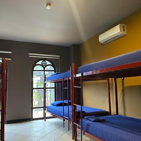 Alajuela Backpackers Airport Hostel Exterior photo
