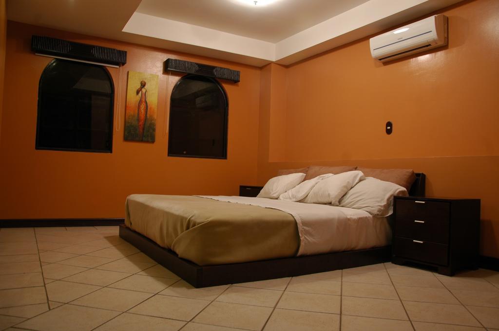 Alajuela Backpackers Airport Hostel Exterior photo