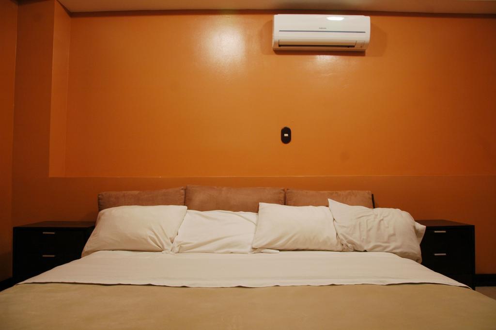 Alajuela Backpackers Airport Hostel Exterior photo