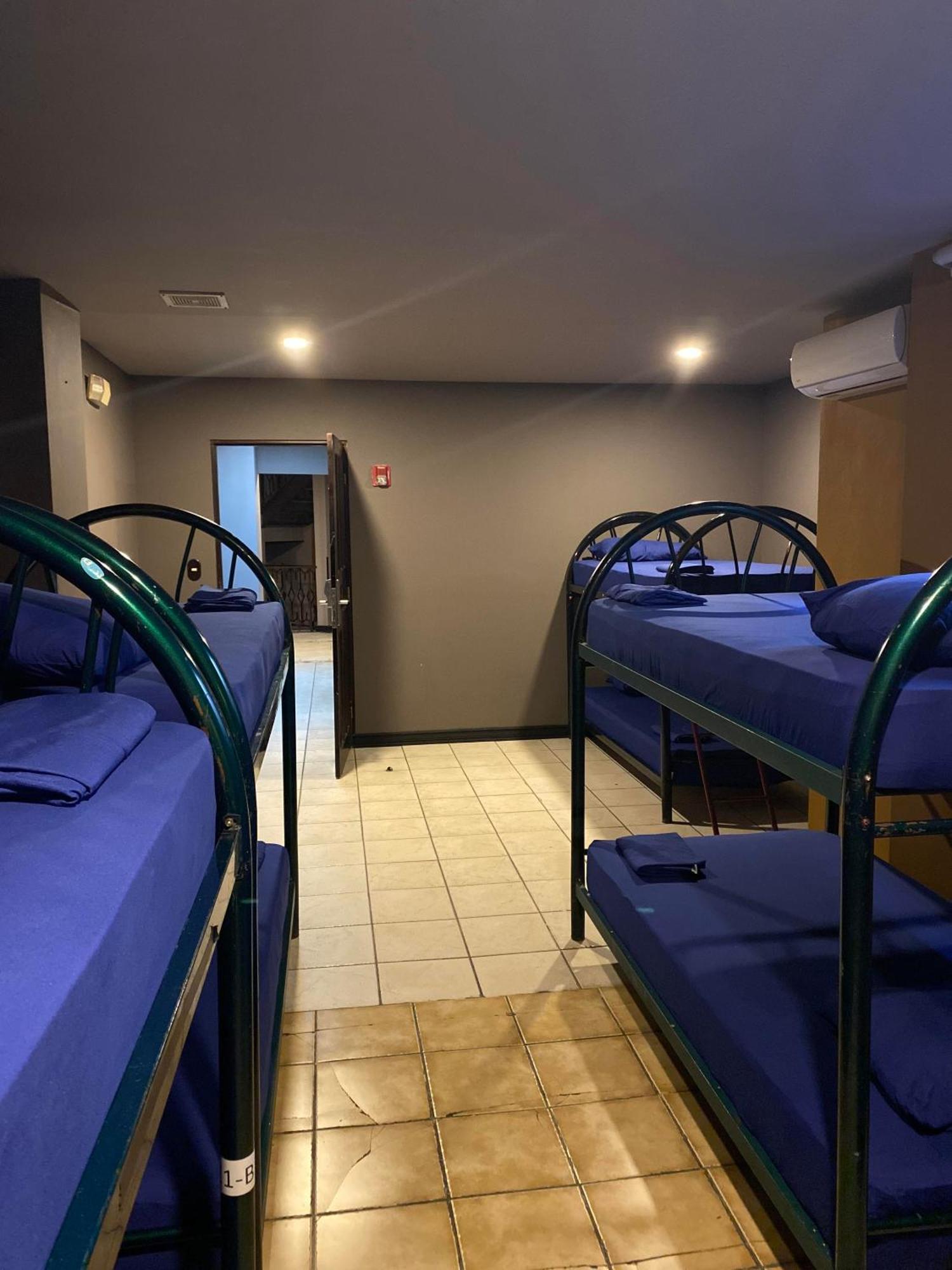 Alajuela Backpackers Airport Hostel Exterior photo