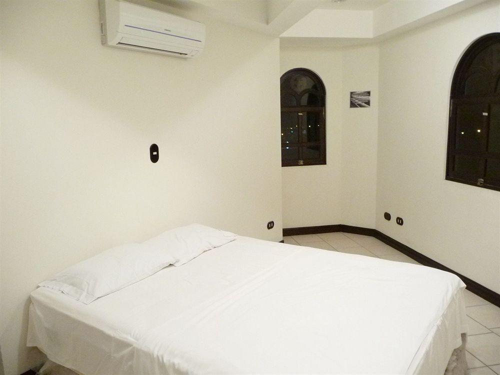 Alajuela Backpackers Airport Hostel Exterior photo