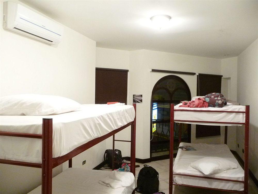 Alajuela Backpackers Airport Hostel Exterior photo
